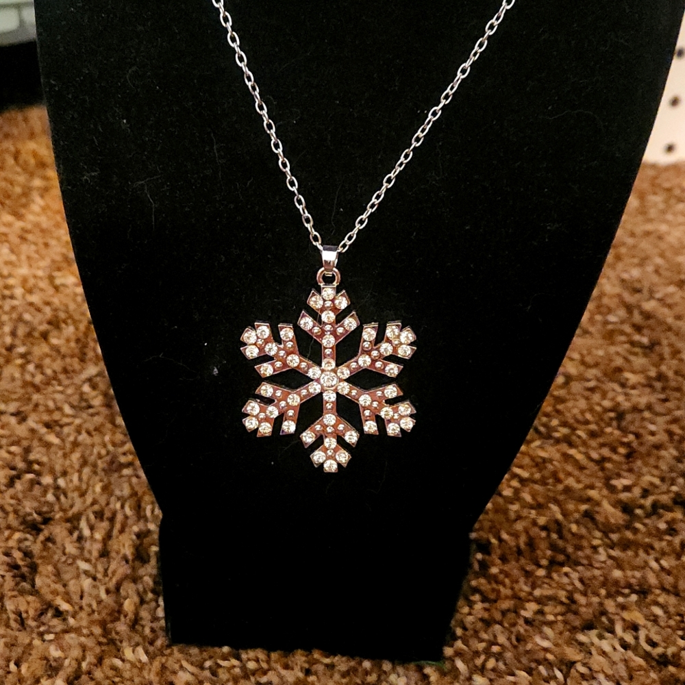 5/$12 Jewlery New Snowflake Pendant Necklace 💜